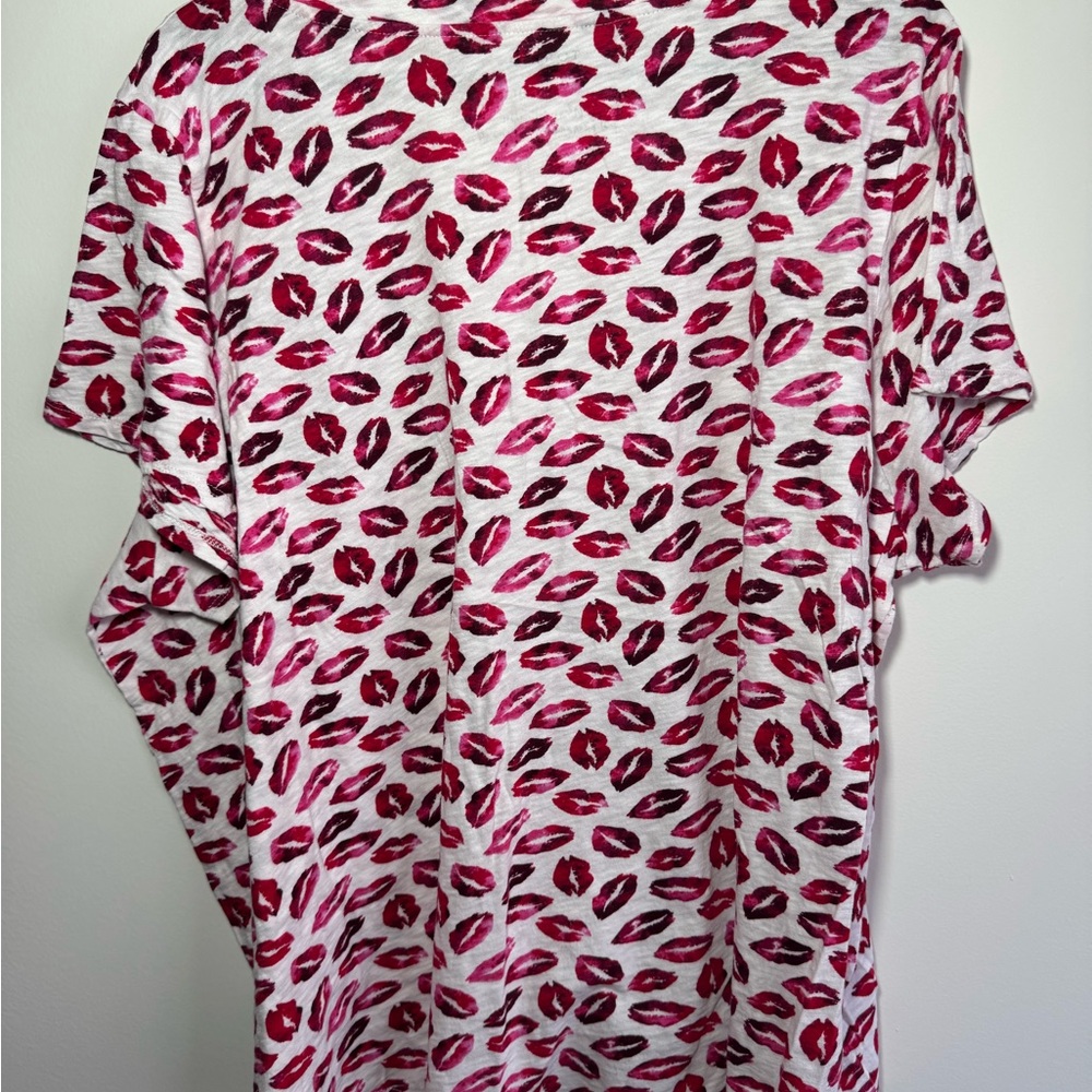 EUC Torrid White V Neck Red Kisses Lips Slub T Shirt Size 4 26 4X - Picture 6 of 7